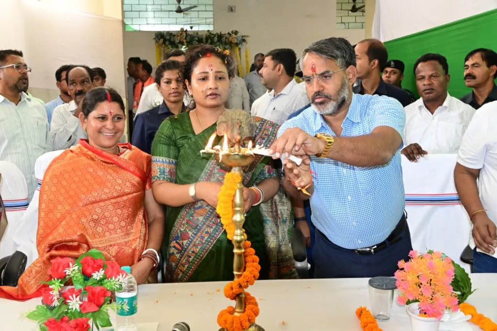 गांडेय विधायक ने डीसी सहित वरीय पदाधिकारियों के साथ विकास कार्यों का किया अवलोकन, गुणवत्तापूर्ण सेवाएं सुनिश्चित करने के दिए निर्देश