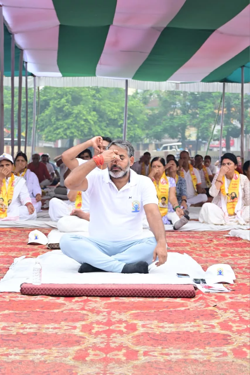 योग को बनाएं जीवनशैली का हिस्सा, स्वस्थ एवं समृद्ध समाज के निर्माण में निभाएं भूमिका: डीसी
