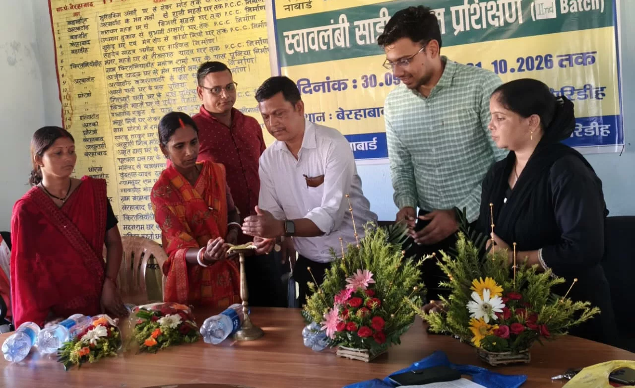 हस्तकरघा साड़ी निर्माण प्रशिक्षण से स्वावलंबी बनेंगी ग्रामीण महिलाएं: डीपीएम